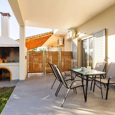 Garden Haven - Escape Amidst Greenery Feriehus Kalamata