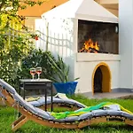 بيت للعطل Garden Haven - Escape Amidst Greenery كالاماتا